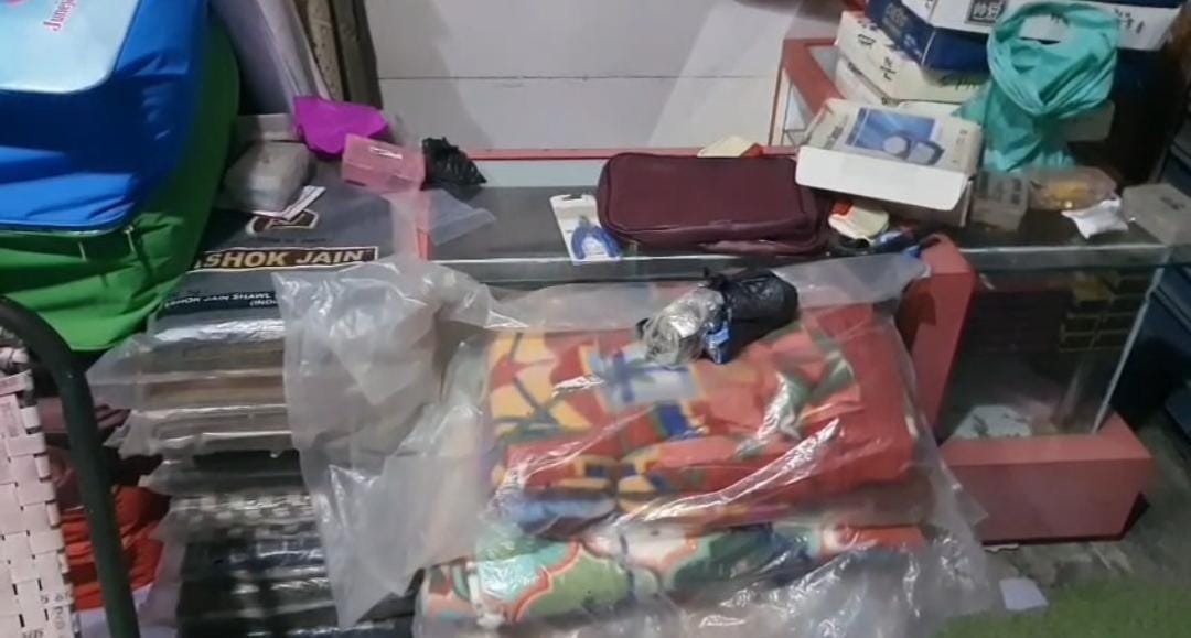 A major theft of Rs. 50 lakh worth of jewelry occurred at a jewelry shop in Bisunpura.