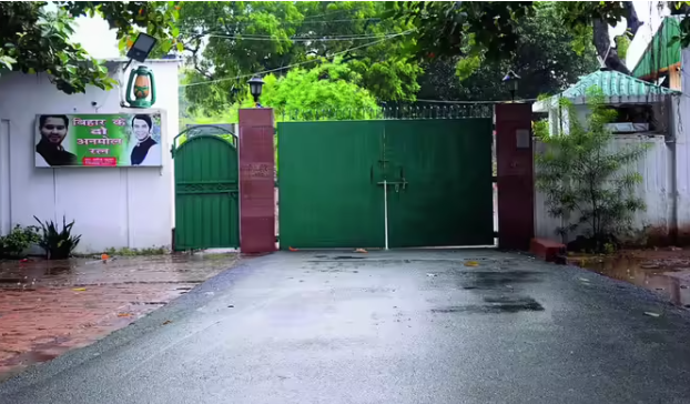 Vehicles arrived at Rabri's residence at midnight.