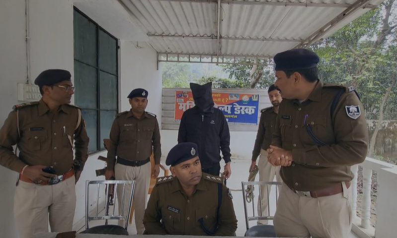 Illegal liquor mafia boss Vikas alias Kumar arrested along with his accomplices; major conspiracy foiled.