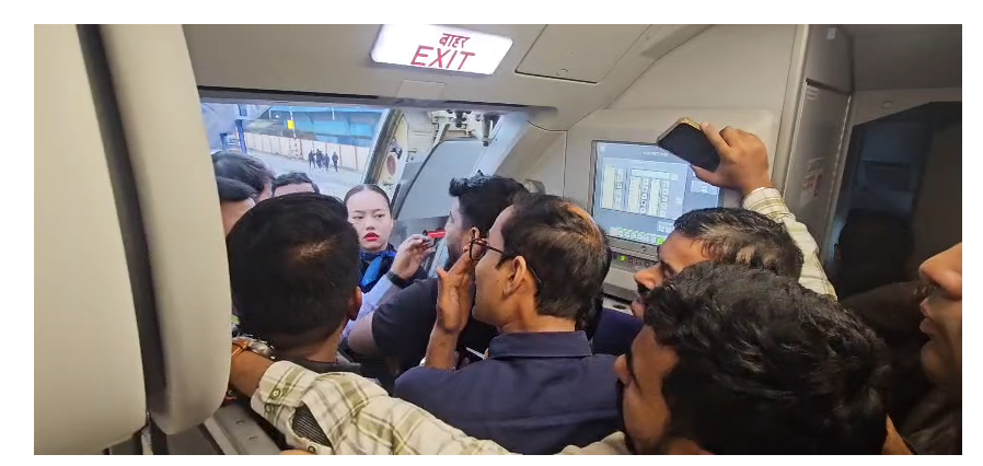 flite ke under yatriyon ka hangama