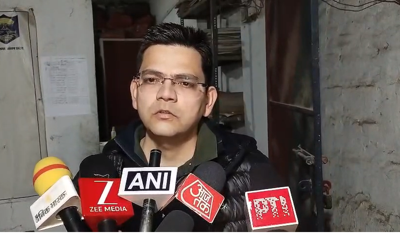 QRT team attacked; suspects snatched pistols and mobile phones and fled.