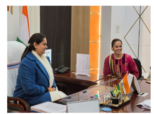 sayna nehwal ne mantri shreyashi singh se ki bhent 