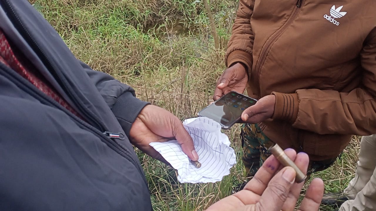 A young man was shot while going to check on his fields during the floods; his condition is serious.