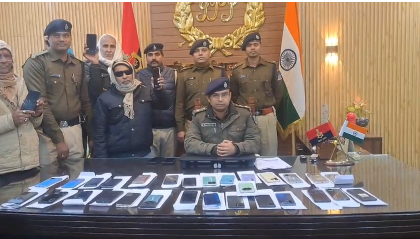 In December, the Bettiah police returned 52 mobile phones worth 10 lakh rupees.