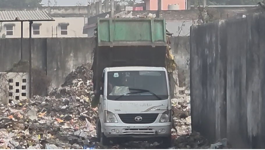 Toxic fumes are spreading in Purnea due to the negligence of the municipal council, causing people to fall ill.