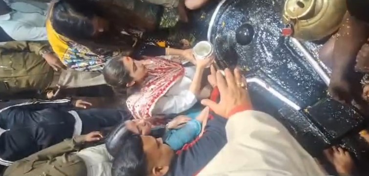 Bollywood actress Sara Ali Khan worshiped Baba Baidyanath, reached Deoghar suddenly