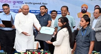 CM Nitish handed over appointment letters to 6341 JE and 496 instructors.