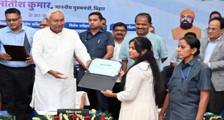 CM Nitish handed over appointment letters to 6341 JE and 496 instructors.