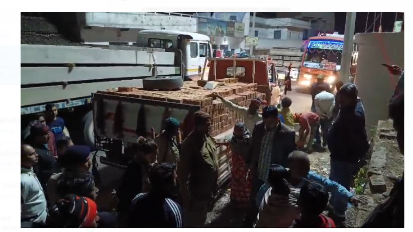 chatra mai jamin vivaad suljhane gaye co per huwa bawal