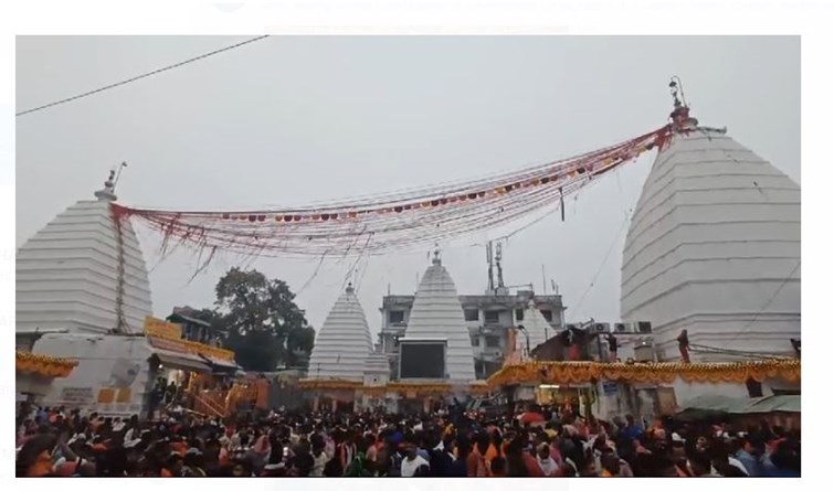 deoghar baba mandir mai umri bhakton ki bhir 