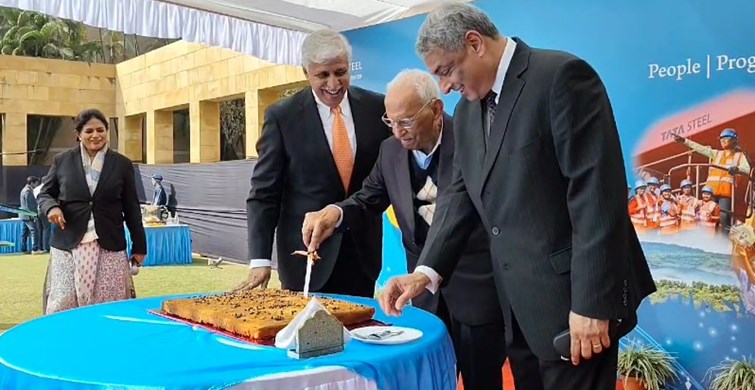  On the occasion of New Year, Tata Steel CEO T.V. Narendran gave good wishes by cutting the cake at the Center for Excellence