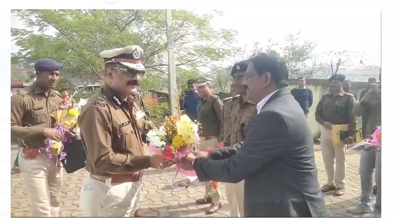 afim ki kheti per rok lagane ko lekar baithak 