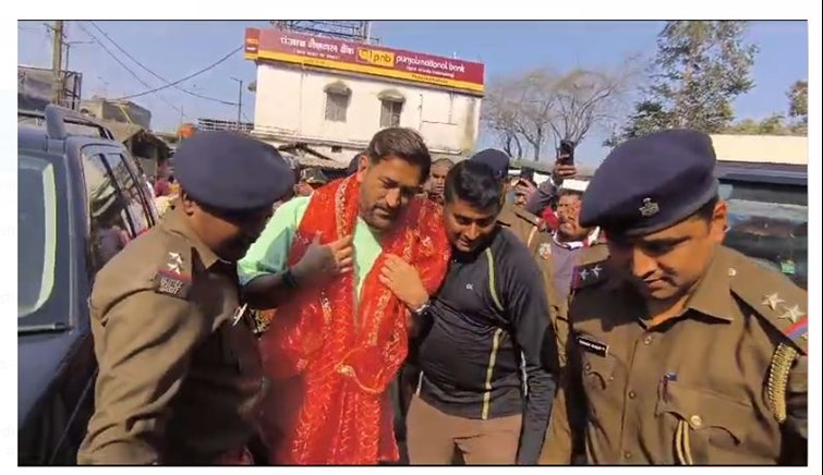 mahendra singh dhoni pahunche diuri mandir