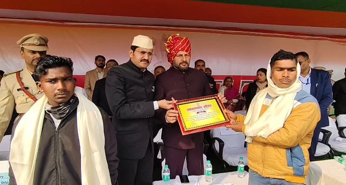  Two brothers honored for saving lives of 11 people in boat accident