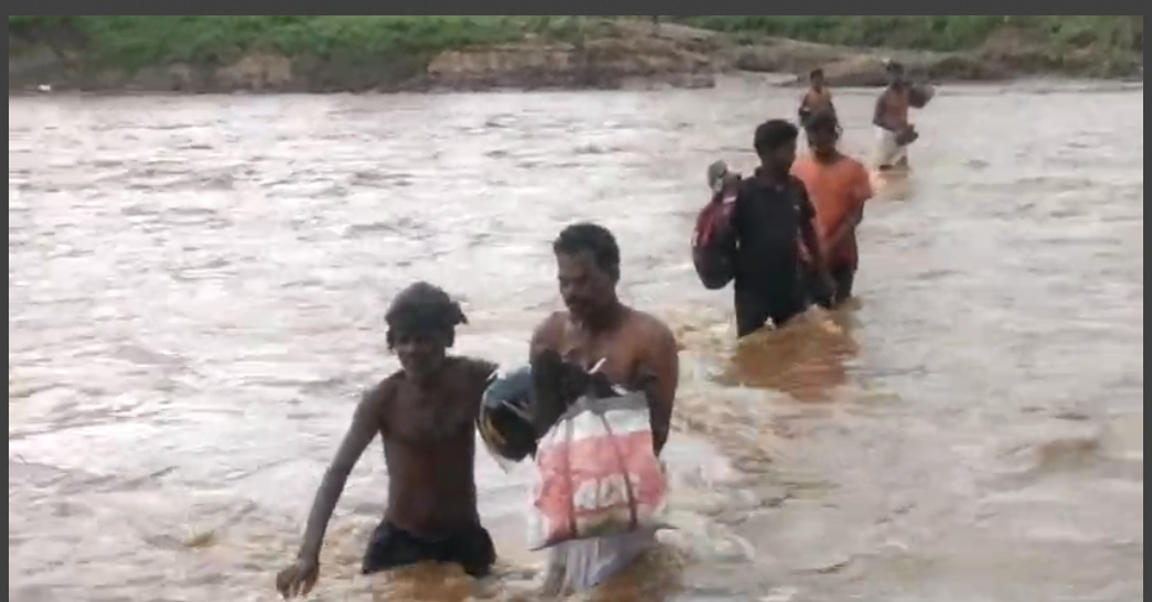 latehar mai barish se ek gaw bana tapu!
