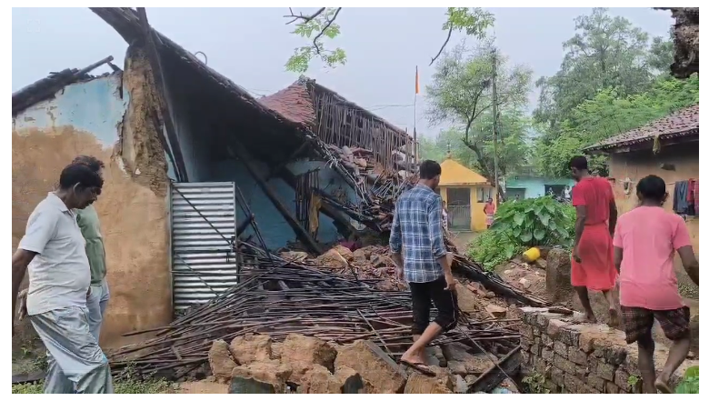 ranchi ke bundu mai barish se kachacha makan gira