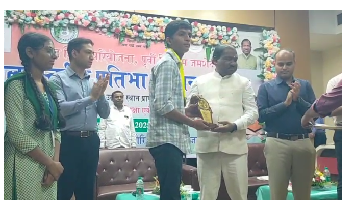 shiksha mantri ramdas ne chhatron ko kiya sammanit