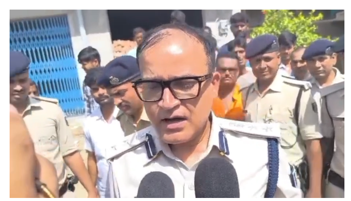 siwan mai jwelri dukan mai lootpat