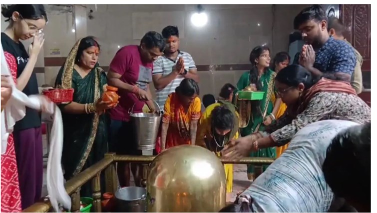 ranchi ke pahari mandir mai umri bhakton ki bhir