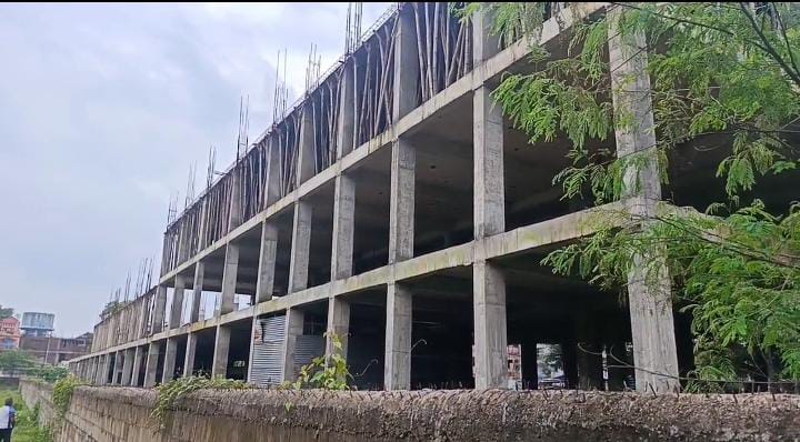 The district administration has banned the construction of commercial mall, market and illegal building on the land of SPG Mission Boys High School