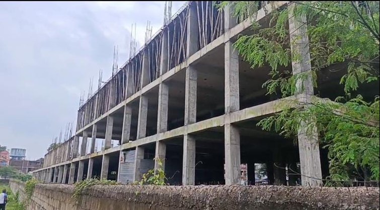 The district administration has banned the construction of commercial mall, market and illegal building on the land of SPG Mission Boys High School