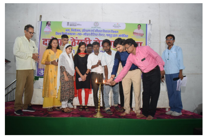 pakur mai dattopant thengari rojgaar mela ka aayojan