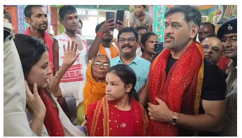 mahendra  singh dhoni pariwar sang pahunche diure mandir 