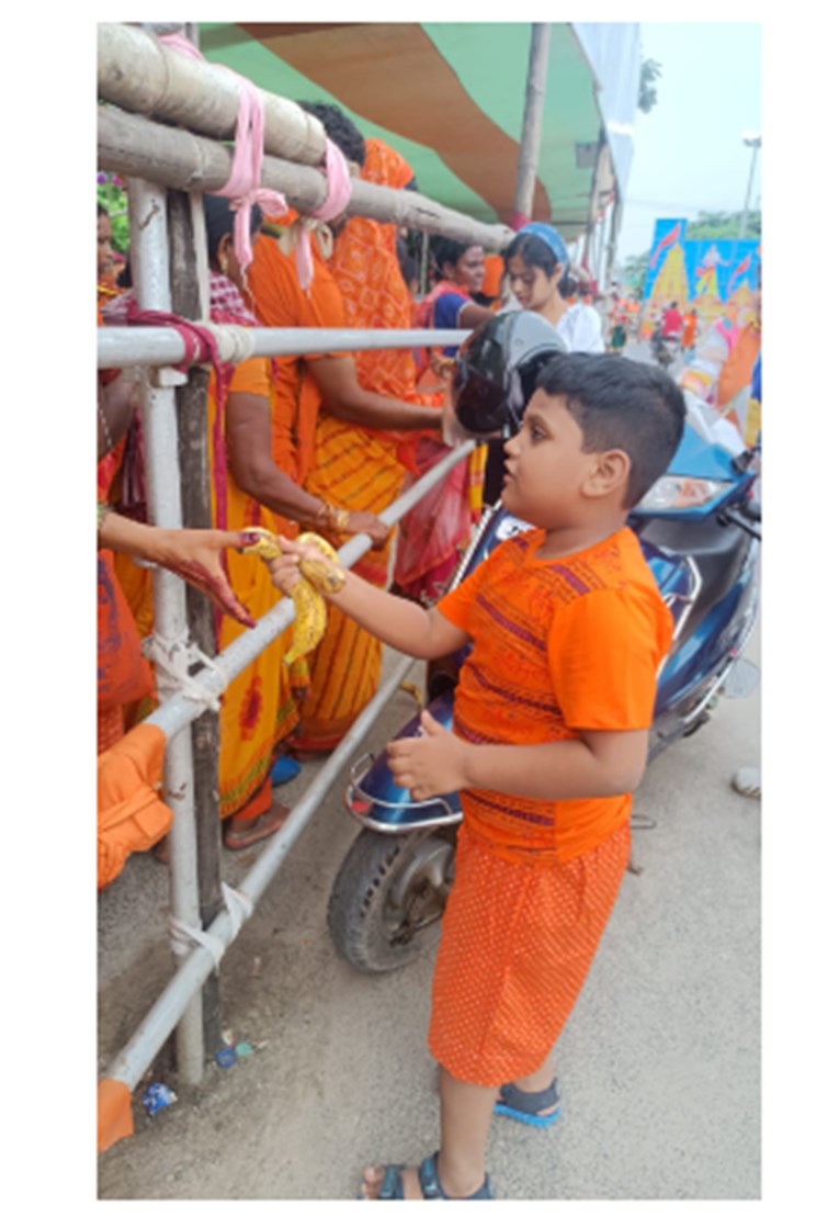 bhole ke bhakton ki seva karne wale logon ki kami nahi 