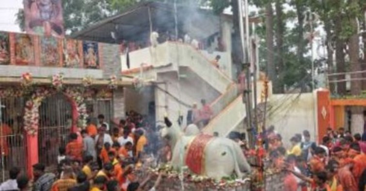 On the second Monday of Sawan, a huge crowd of devotees gathered to perform Jalabhishek at Mahadevshal Dham