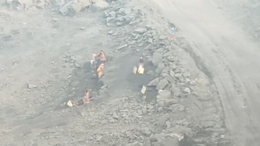 9 workers died due to mine collapse during illegal coal mining in Dhanbad, commotion ensued