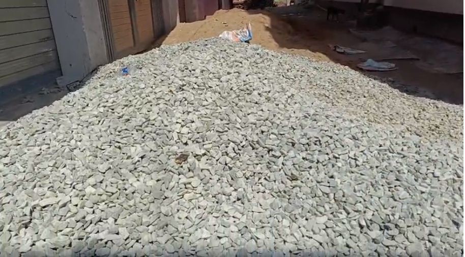 Use of substandard material in road construction, protest by local people