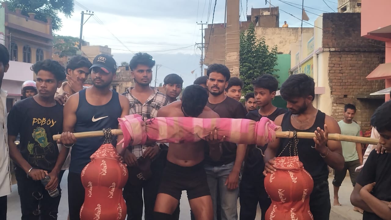 Dharmendra set out on a 100 km journey in Bagaha carrying 100 liters of water, said- this is my devotion