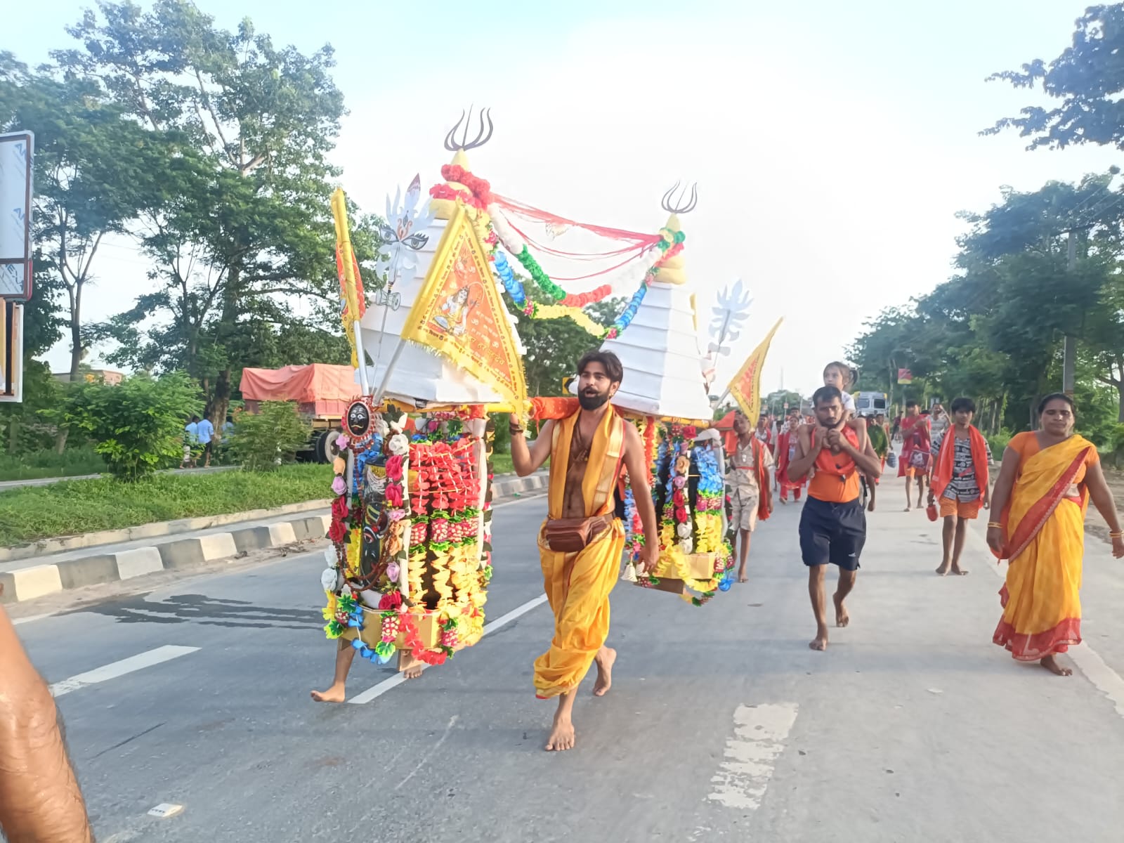 100 Shiva devotees came out carrying 60 Kanwariyas, 331 long high Kanwars.
