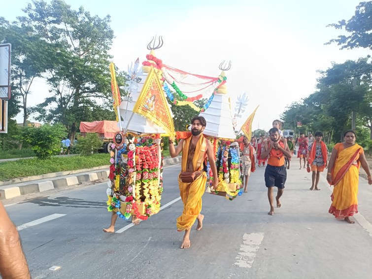 100 Shiva devotees came out carrying 60 Kanwariyas, 331 long high Kanwars.