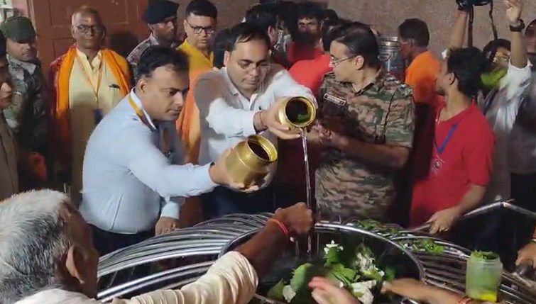 Crowd of Shiva devotees gathered in Ashok Dham on the third Monday of Sawan.