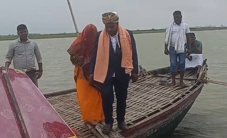 The bride rode on a boat with the rising river Ganga and veil taunting, even flood in Bihar could not stop the marriage of this groom Raja