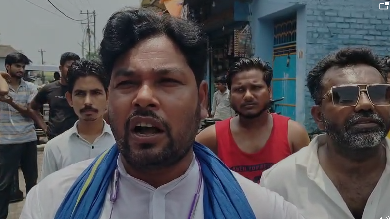 Incomplete drain became a cause of trouble in Katihar, angry people protested by blocking the road