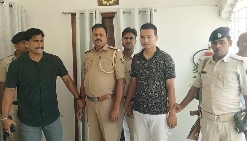 Big action by the vigilance team in Kaimur, two inspectors caught red handed taking bribe, uproar ensued