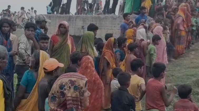 The body of a 16-year-old youth was found on the roadside in Saharsa, police started investigation