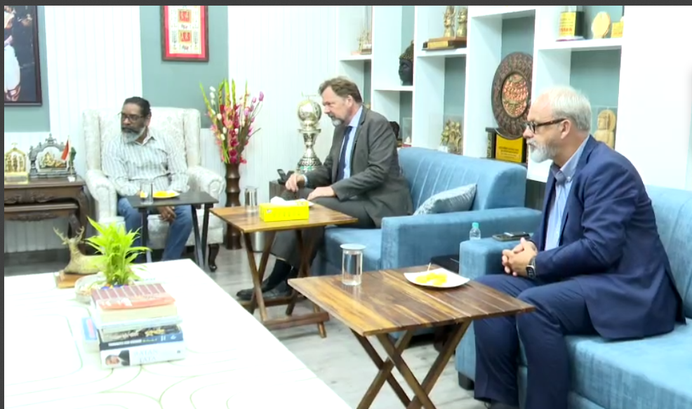 cm se jarman rajdoot ne ki bhent 