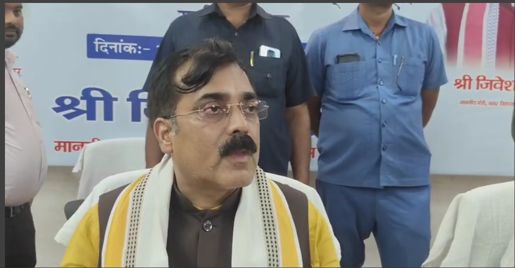 mantri jeewesh kumar ne di badi saugaat 