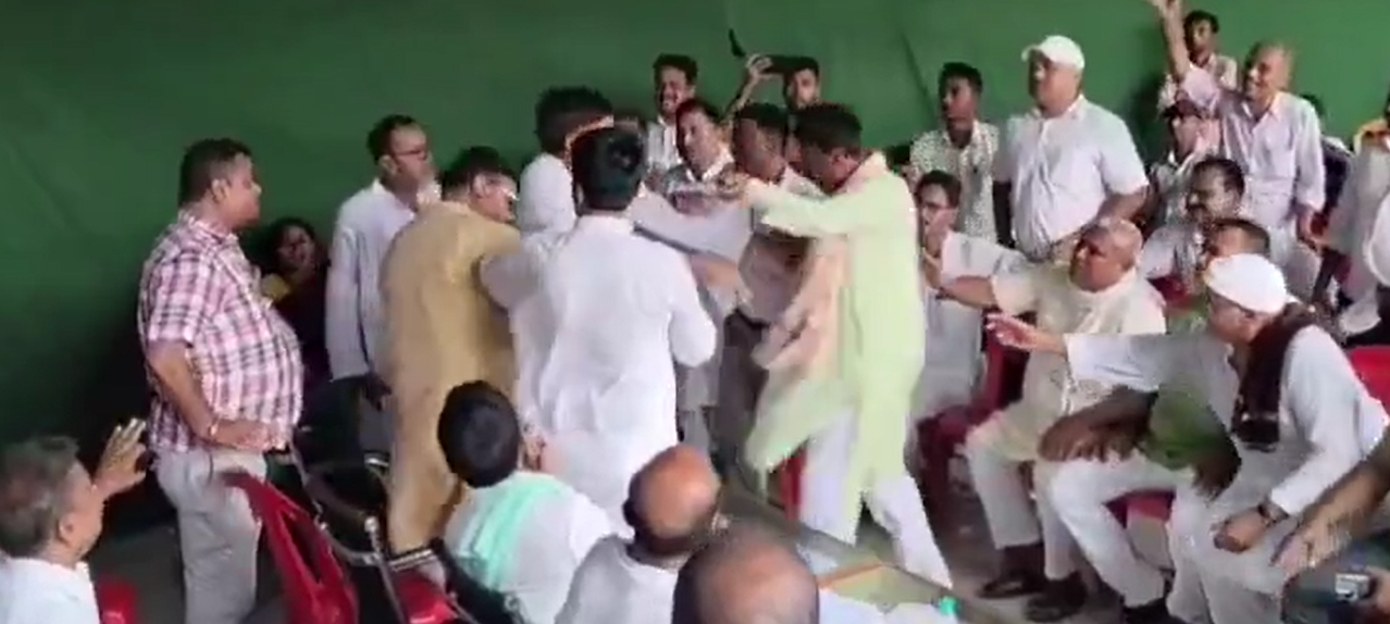 Chaos during RJD district president election in Sitamarhi, two factions clashed in front of former MP and MLA