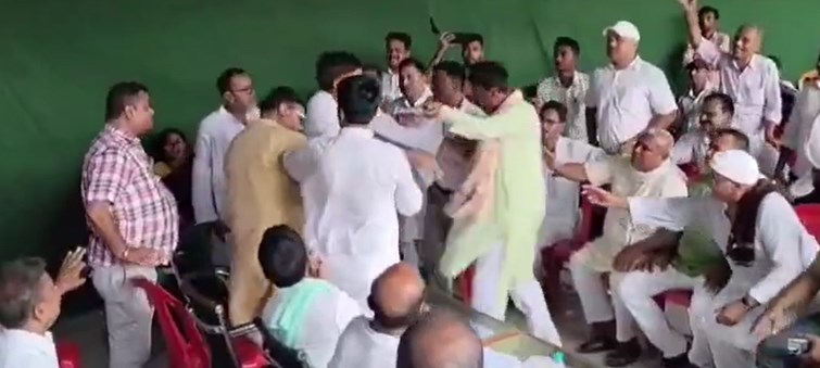 Chaos during RJD district president election in Sitamarhi, two factions clashed in front of former MP and MLA