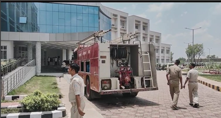 garhwa samaharnalaya mai lagi aag 