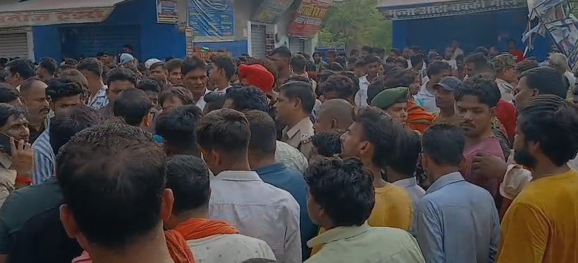Jamadar died after being hit by a truck in Gaya, angry people set the vehicle on fire
