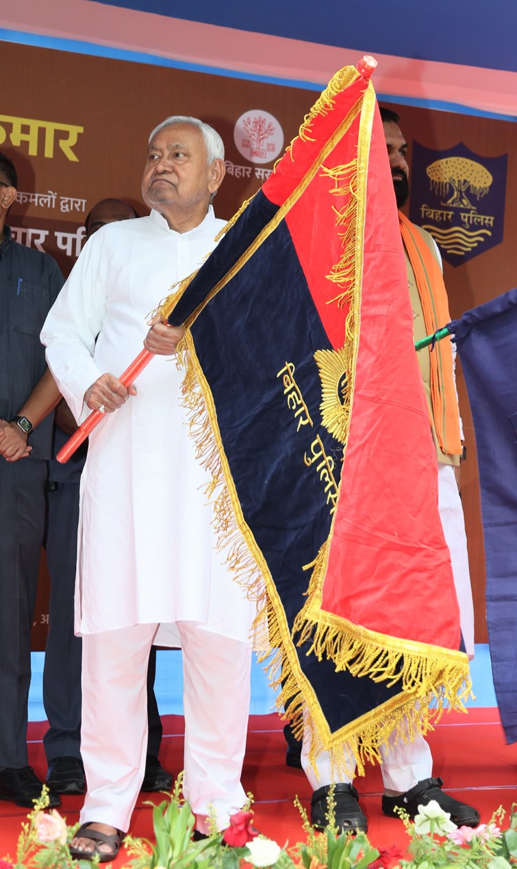CM Nitish inaugurated 520 four-wheelers and 98 two-wheelers for police use, flagged them off