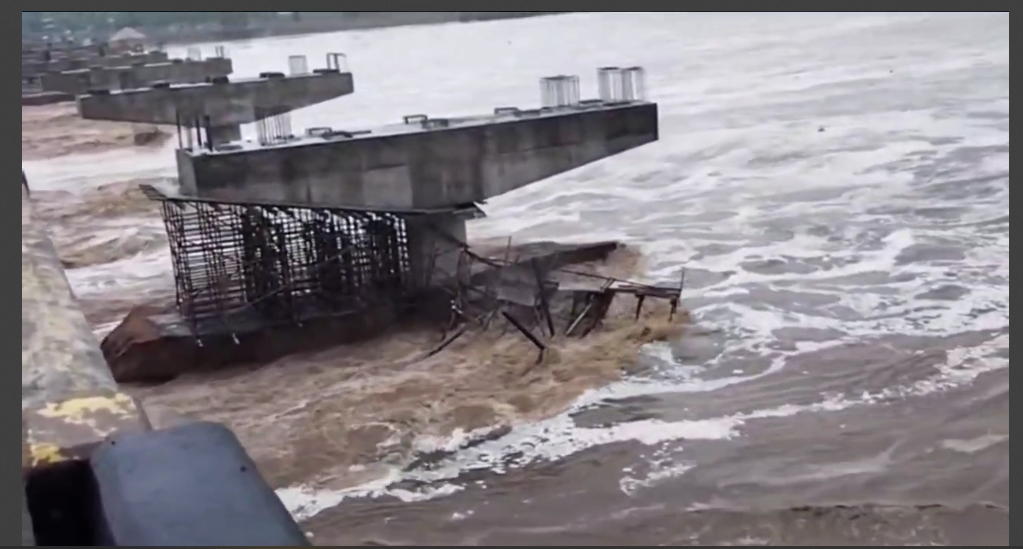garhwa mai musladhar barish ne machayi bhari tabahi 