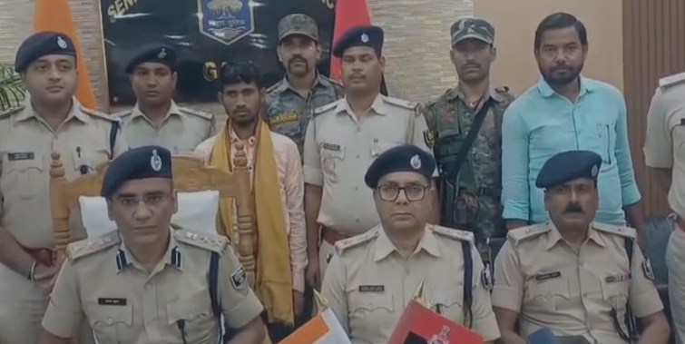 Gaya police got a big success, Akhilesh Singh Bhokta, who was carrying a reward of Rs 3 lakh, surrendered