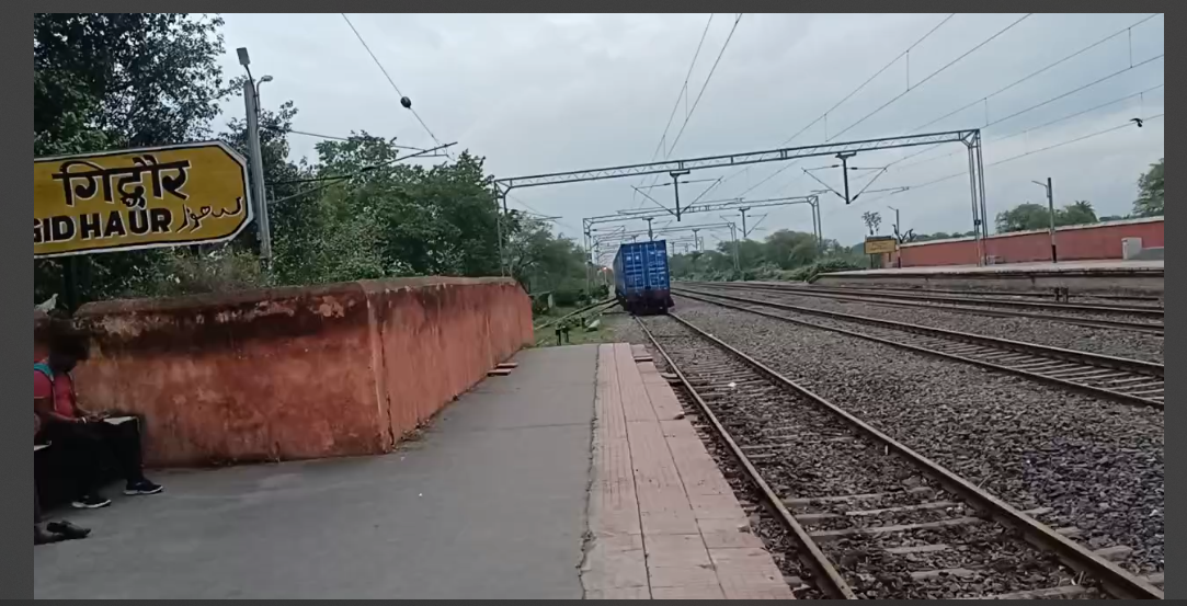 gidhor railway station per 3 dino se maalgadi kharab