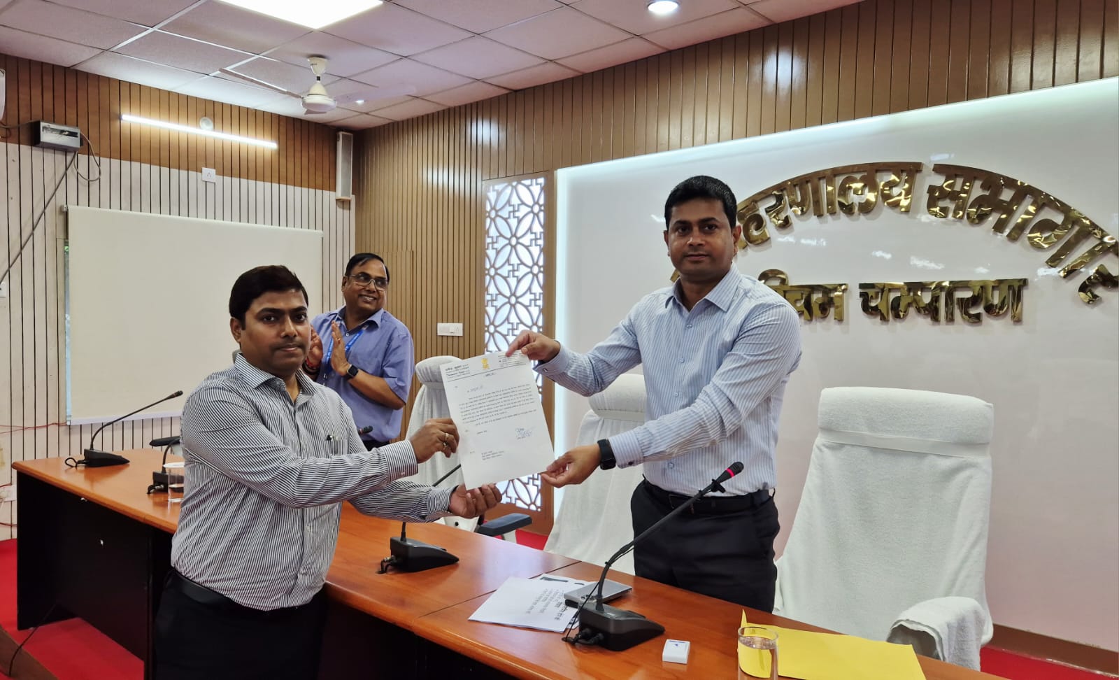 Monday meeting concluded in Bettiah, DM honoured DPO Kumar Anubhav by giving him a certificate for his better work
